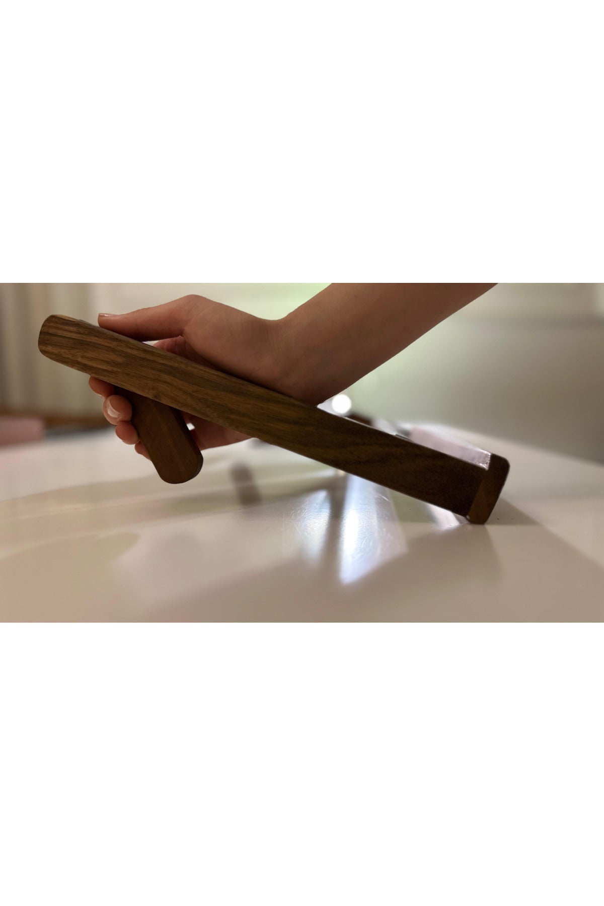El Yapımı Masif Ahşap Ceviz Renkli Laptop Standı – Ergonomik, Taşınabilir, Katlanabilir