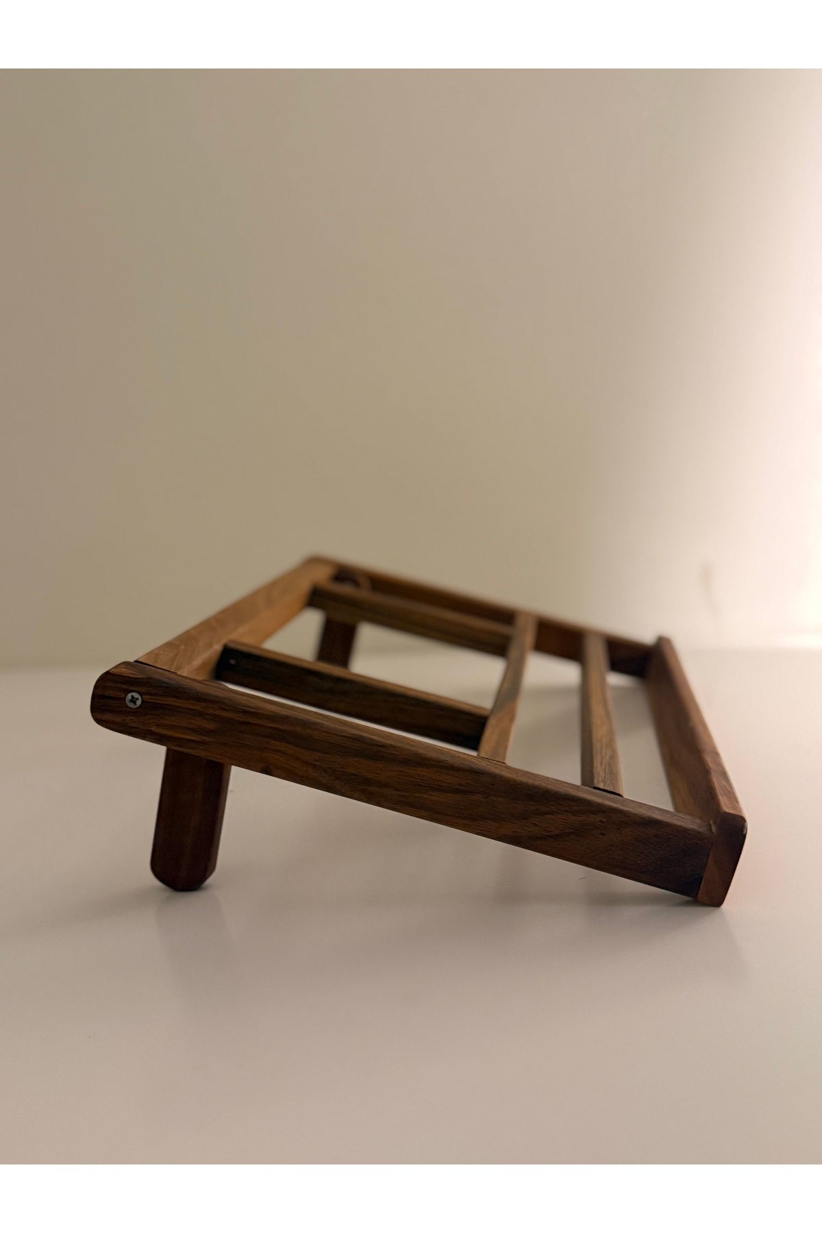 El Yapımı Masif Ahşap Ceviz Renkli Laptop Standı – Ergonomik, Taşınabilir, Katlanabilir