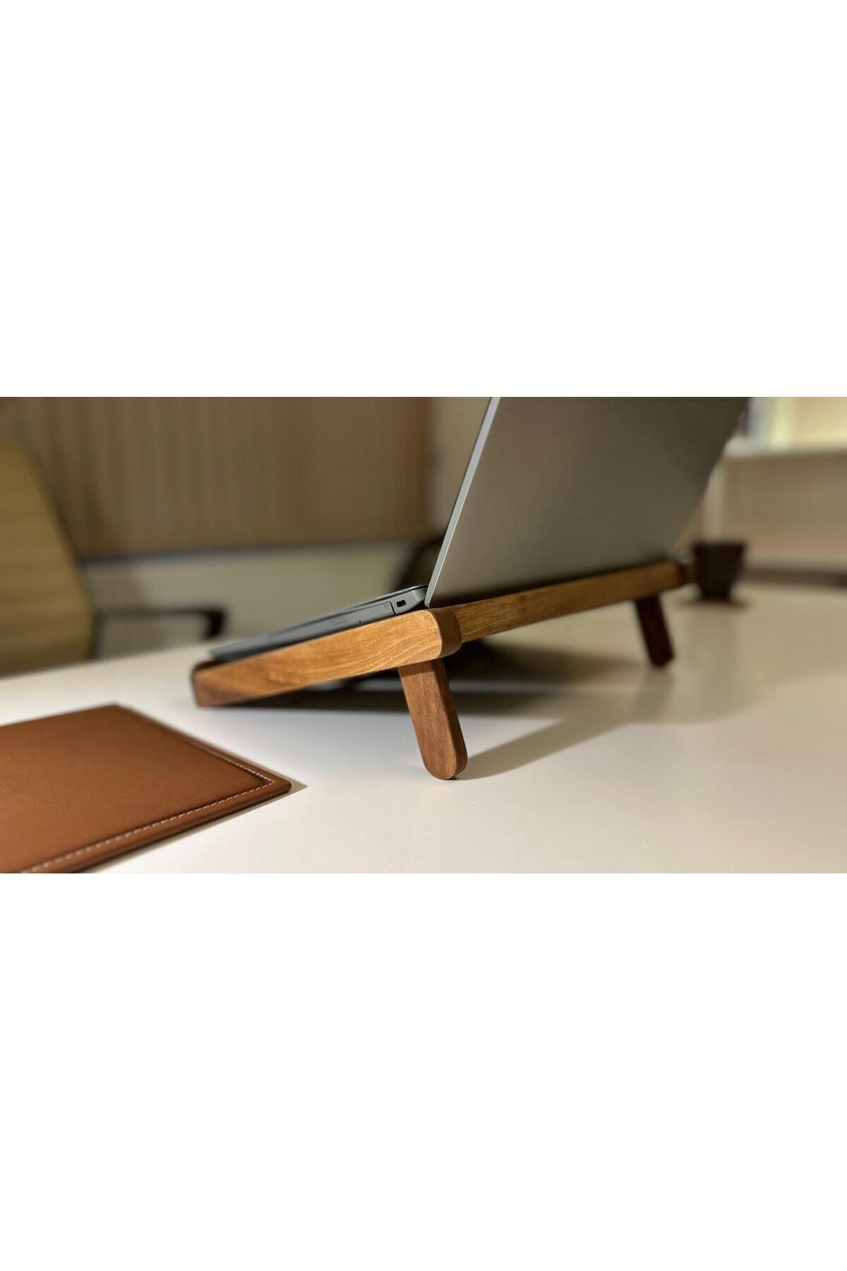 El Yapımı Masif Ahşap Ceviz Renkli Laptop Standı – Ergonomik, Taşınabilir, Katlanabilir