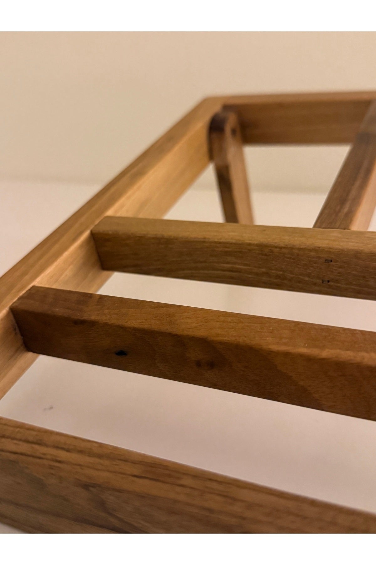 El Yapımı Masif Ahşap Ceviz Renkli Laptop Standı – Ergonomik, Taşınabilir, Katlanabilir