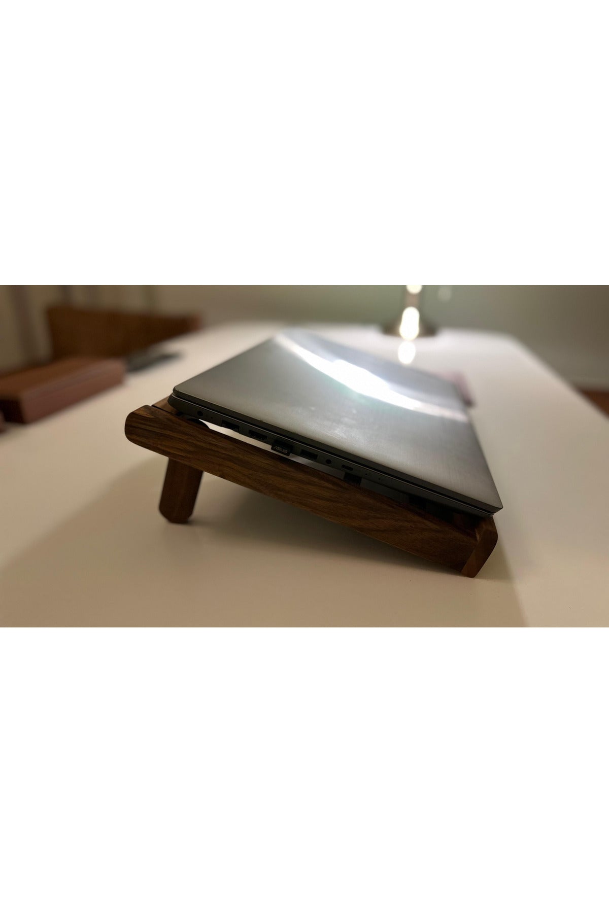 El Yapımı Masif Ahşap Ceviz Renkli Laptop Standı – Ergonomik, Taşınabilir, Katlanabilir