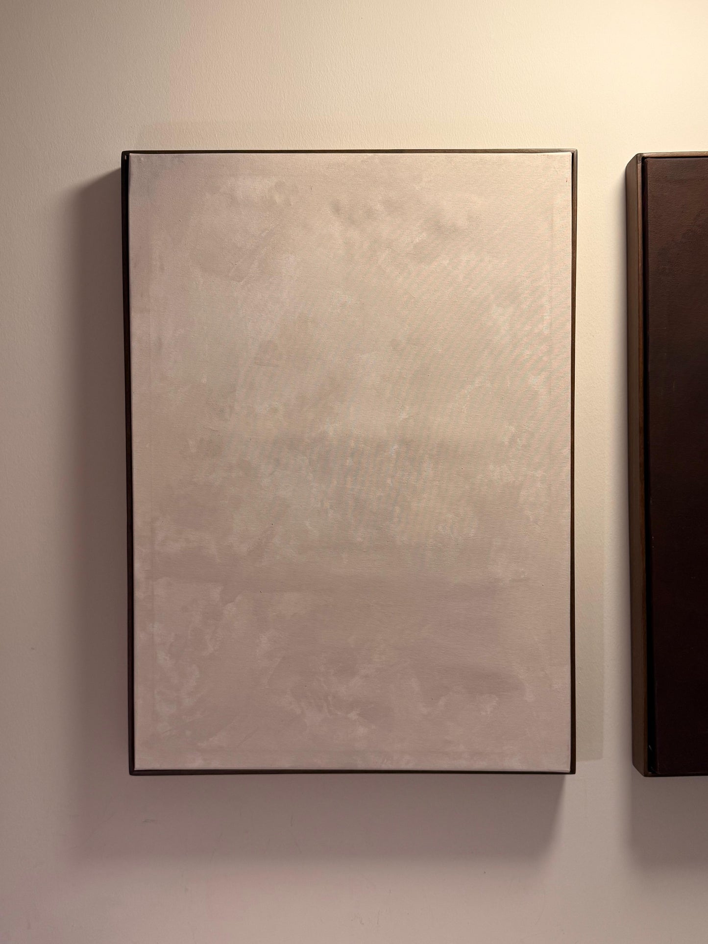 “Moon” 70 x 50 cm El Yapımı Minimal Bej Renkli Soyut Tablo – Ahşap Floater Çerçeveli